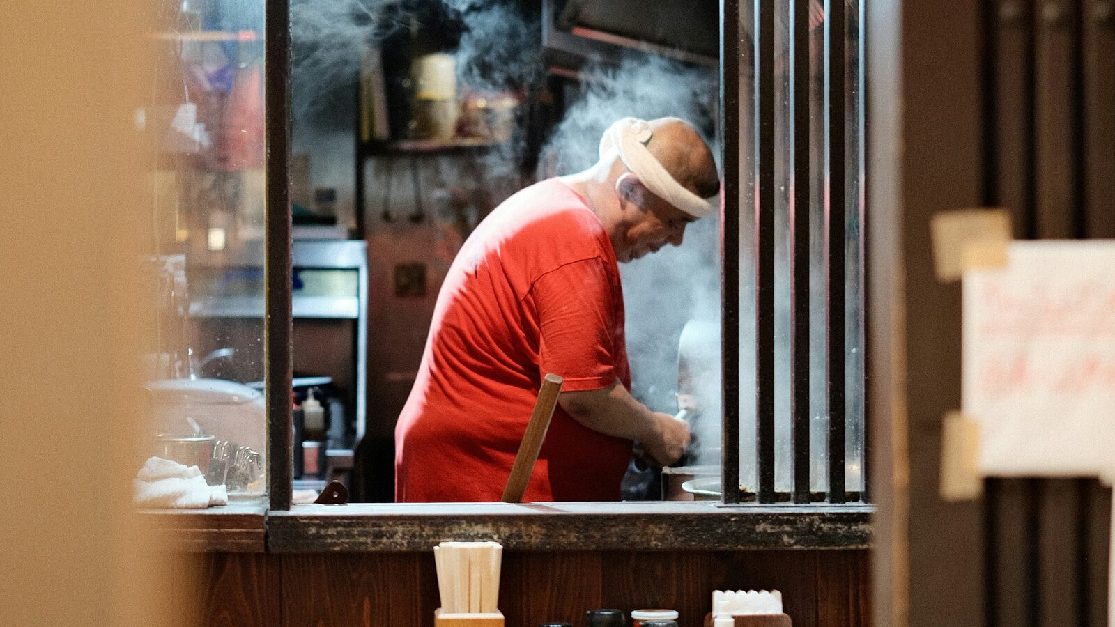 カウンターでくつろぐ店内